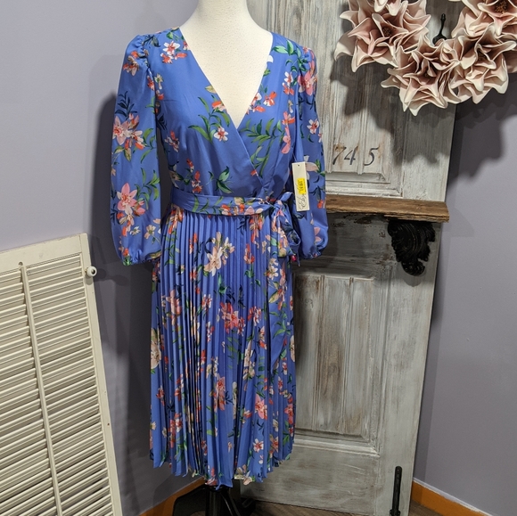 Eliza J Dresses & Skirts - Eliza J floral pleated dress